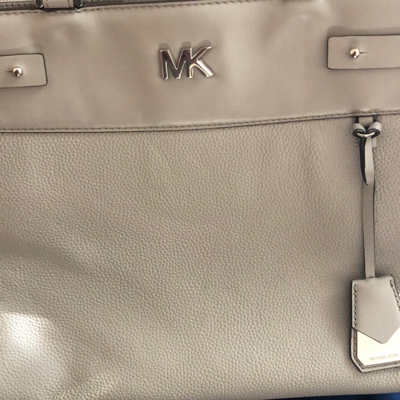 ❗️PRICE DROP❗️Michael Kors grey crossbody - Picture 4 of 4